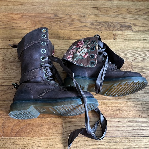 SOLD!  Dr. Martens 1914 Triumph - Picture 2 of 3